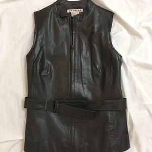PRICE DROP! Women’s brown leather vest, AMI 💕